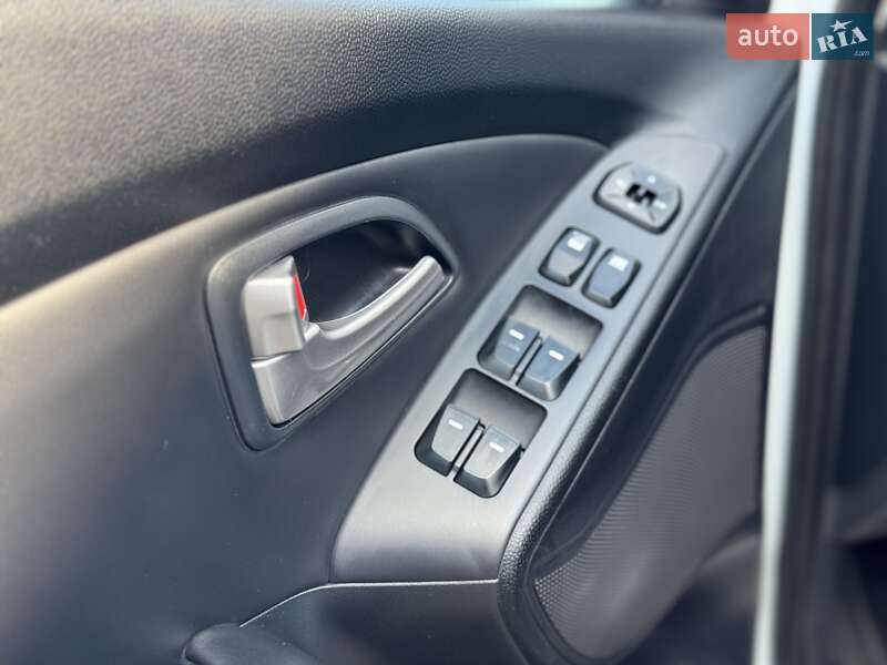 Позашляховик / Кросовер Hyundai ix35 2010 в Сумах