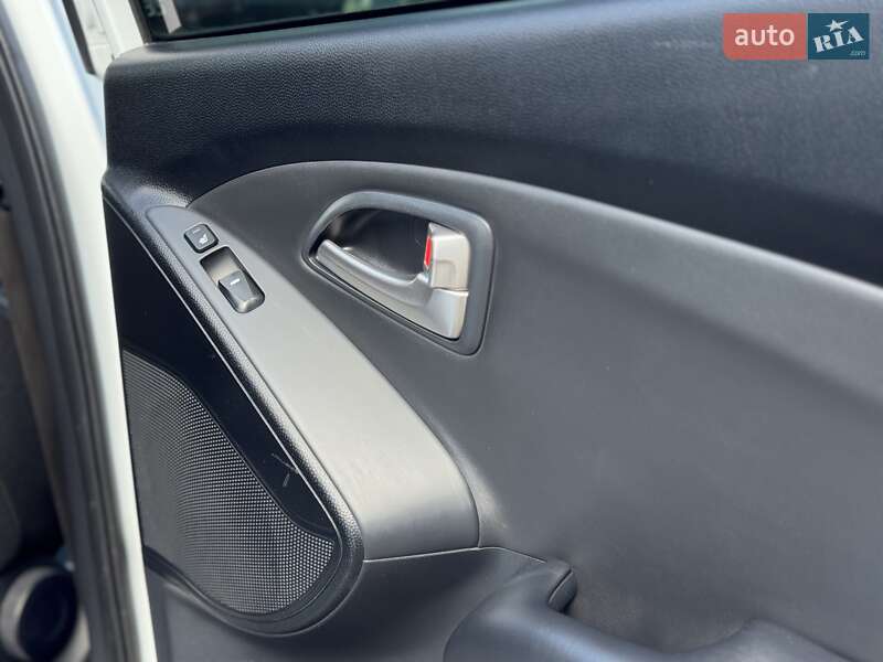 Позашляховик / Кросовер Hyundai ix35 2010 в Сумах