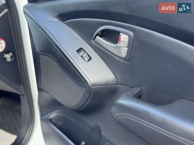 Позашляховик / Кросовер Hyundai ix35 2010 в Сумах