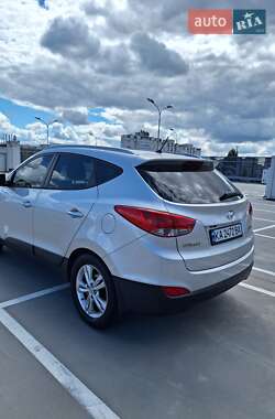 Внедорожник / Кроссовер Hyundai ix35 2010 в 