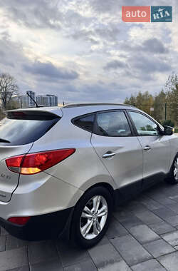 Внедорожник / Кроссовер Hyundai ix35 2010 в 