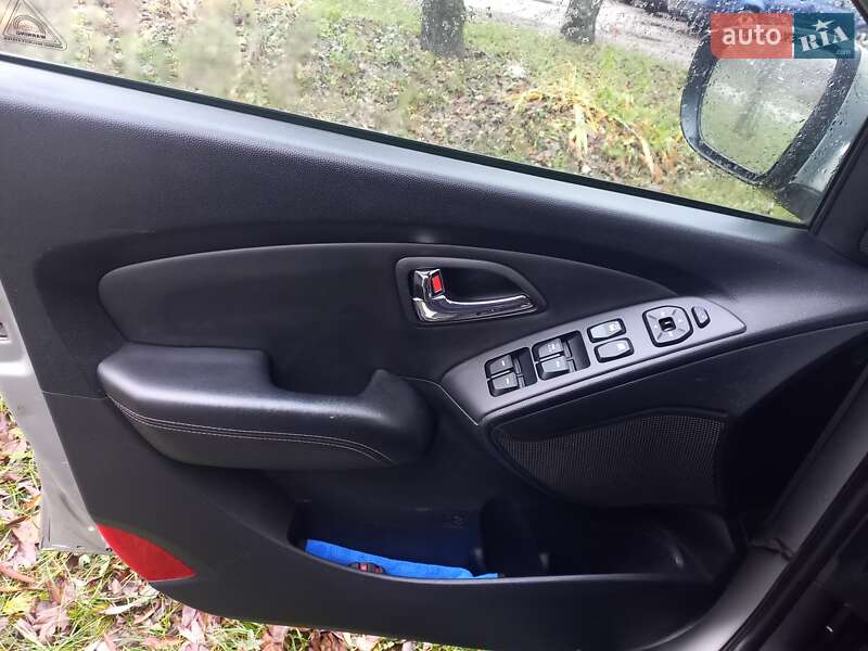 Внедорожник / Кроссовер Hyundai ix35 2010 в Конотопе