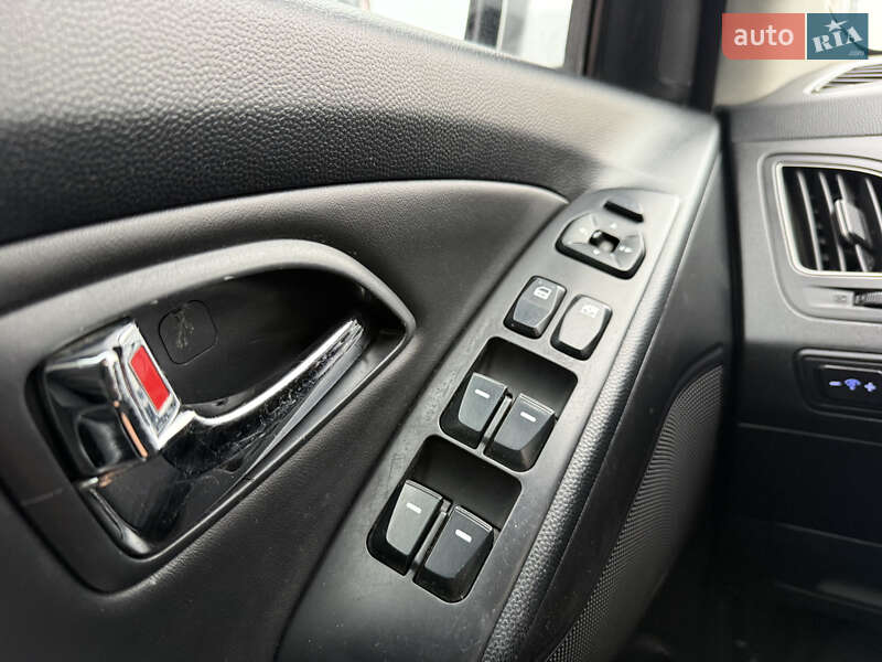 Внедорожник / Кроссовер Hyundai ix35 2010 в Киеве