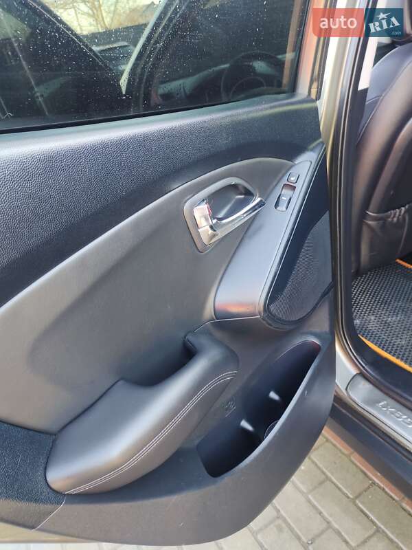 Позашляховик / Кросовер Hyundai ix35 2010 в Івано-Франківську