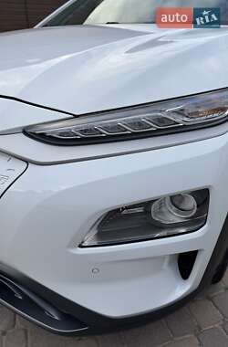 Внедорожник / Кроссовер Hyundai Kona Electric 2019 в 