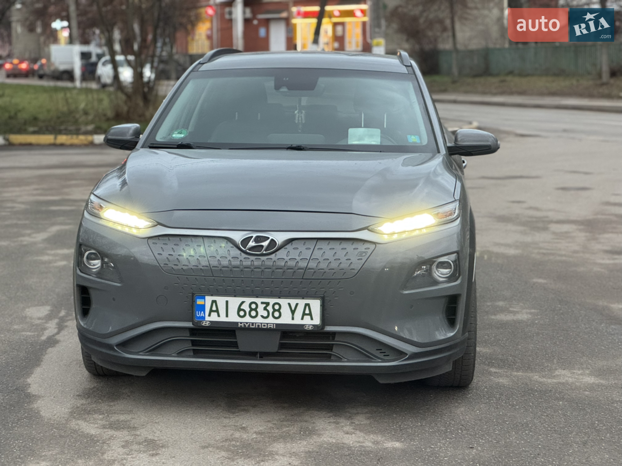 автомобіль був пригнаний з Нідерландів , реальний   запас +-520км по
місту(заміна батареї по відзивній компанії в кінці 22-го року на пробігу 52000км). Три режими рекуперації. Повністю в рідній фарбі, все скло по колу рідне, навіть лобове. Топовий колір - Galactic Grey
Metalic(грунтовочка!) Рідний пробіг! Тепловий насос.
МАКСИМАЛЬНА КОМПЛЕКТАЦІЯ Pemium +:
повноцінний AVTOPILOT кольорова проекція на лобове
› шкіряний салон, електро регулювання передніх сидінь
FullLed оптика, авто ближній/дальній розпізнавання дорожніх знаків
утримання полоси
мертві зони дистронік адаптивний круїз-контроль функція екстреного гальмування
безключовий доступ
підігрів керма підігріви та ВЕНТИЛЯЦІЯ передніх сидінь датчик світла
сенсор дощу
клімат-контрольмультикермо
парктроніки перед/зад
камера заднього виду
преміальна акустика KRELL навігація з картами України, Bluetooth, USB, AUX
AndroidAvto a AppleCarPlay
бездротова зарядка
електросклопідйомники (4-х)
електро регулювання дзеркал
електро складування дзеркал
підігрів дзеркал
протитуманки
VESS - імітація роботи двигуна
ABS/ESP та купа всього іншого
По електроніці все працює. Клімат працює, пічка дує. Оригінальні диски 17-го радіусу на гарній літній гумі. Салон як новий. Два ключі, дві зарядки, сервісна історія, оригінальний пробіг.
Максимально емоційний і класний автомобіль в топовій комплектації з 100% рідним пробігом !!! 