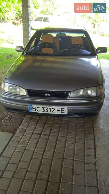 Седан Hyundai Lantra 1992 в Дрогобыче