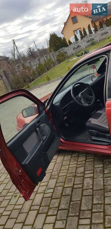 Седан Hyundai Lantra 1993 в Черновцах