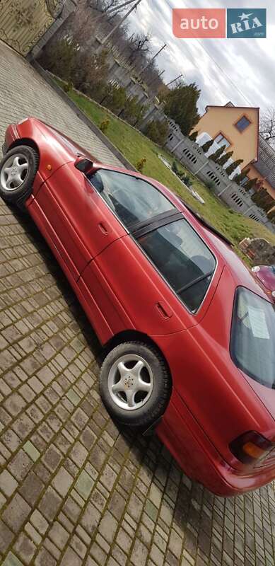 Седан Hyundai Lantra 1993 в Черновцах