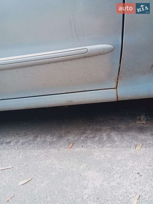 Седан Hyundai Lantra 2000 в Киеве