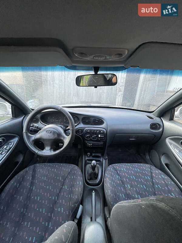 Седан Hyundai Lantra 1997 в Чернівцях