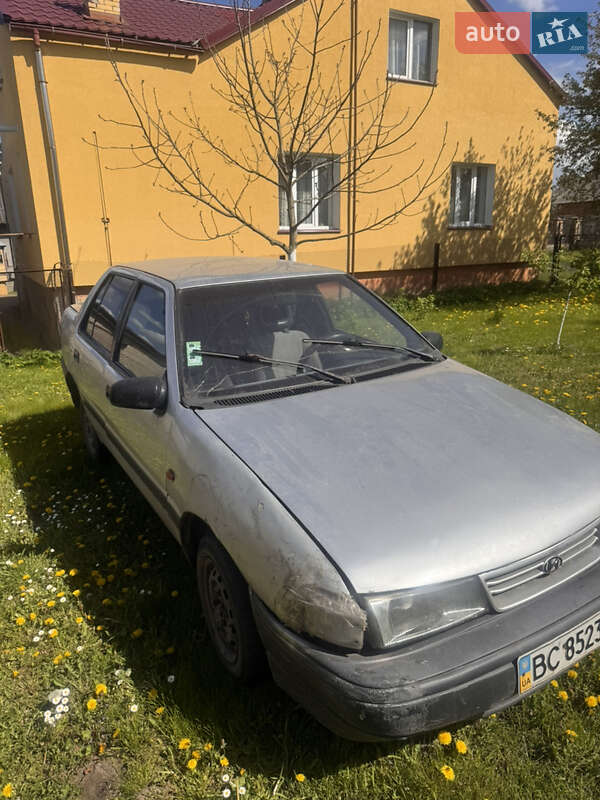 Седан Hyundai Pony 1992 в Львове