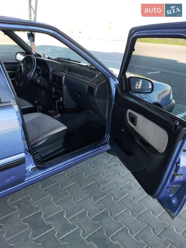 Седан Hyundai Pony 1993 в Корсунцях