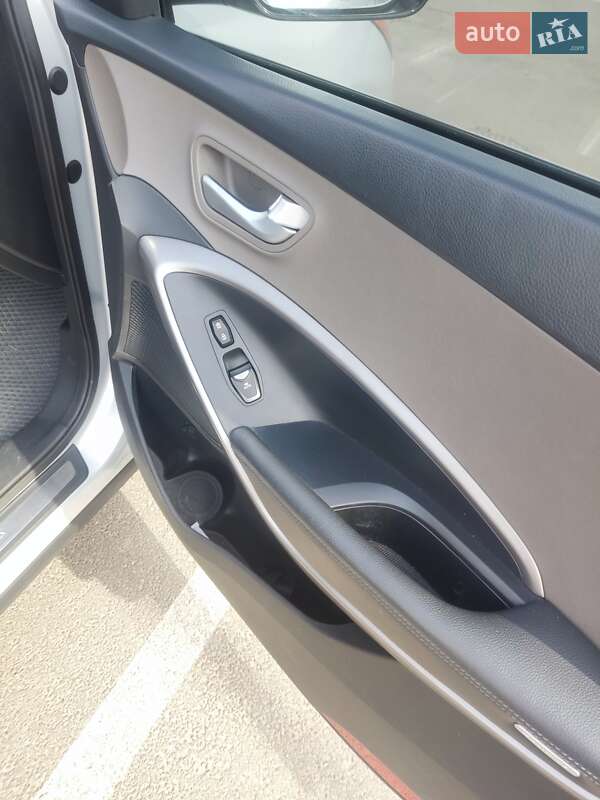 Внедорожник / Кроссовер Hyundai Santa FE 2015 в Киеве