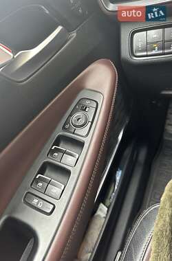 Внедорожник / Кроссовер Hyundai Santa FE 2019 в 