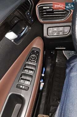 Внедорожник / Кроссовер Hyundai Santa FE 2019 в 
