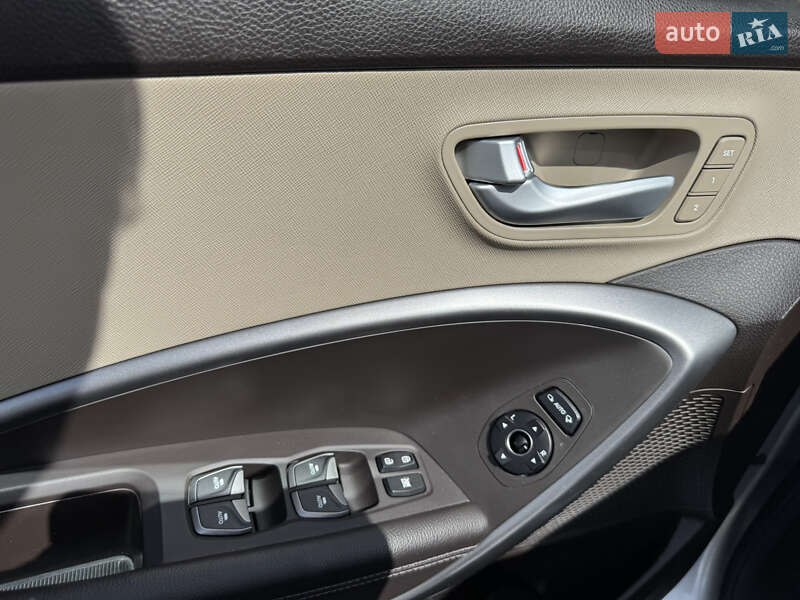Внедорожник / Кроссовер Hyundai Santa FE 2015 в Стрые