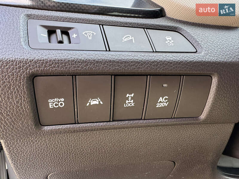 Внедорожник / Кроссовер Hyundai Santa FE 2015 в Стрые