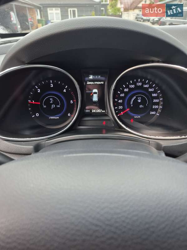 Внедорожник / Кроссовер Hyundai Santa FE 2014 в Нововолынске