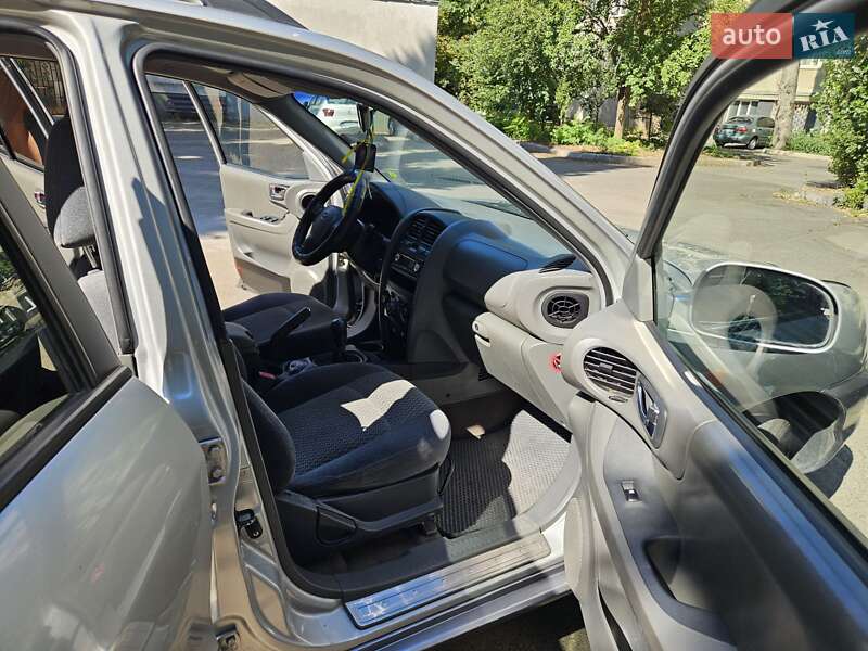 Внедорожник / Кроссовер Hyundai Santa FE 2004 в Одессе