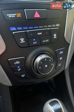 Внедорожник / Кроссовер Hyundai Santa FE 2015 в 