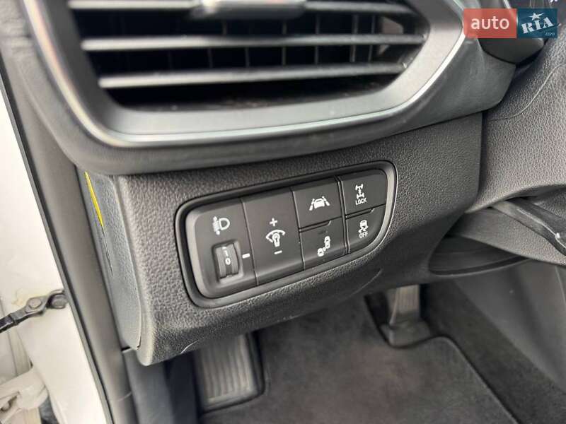 Внедорожник / Кроссовер Hyundai Santa FE 2018 в Киеве