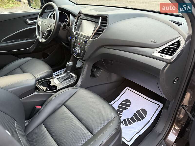 Внедорожник / Кроссовер Hyundai Santa FE 2016 в Гнивани