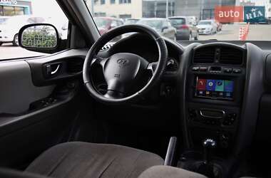 Внедорожник / Кроссовер Hyundai Santa FE 2005 в 