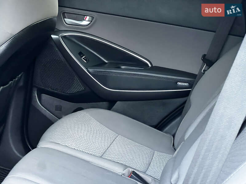 Внедорожник / Кроссовер Hyundai Santa FE 2016 в Дрогобыче