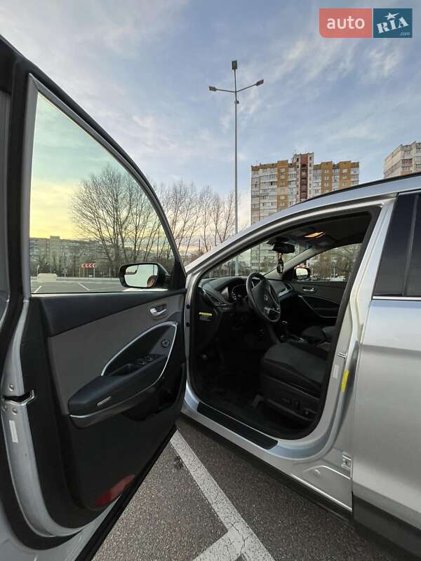 Внедорожник / Кроссовер Hyundai Santa FE 2017 в Киеве