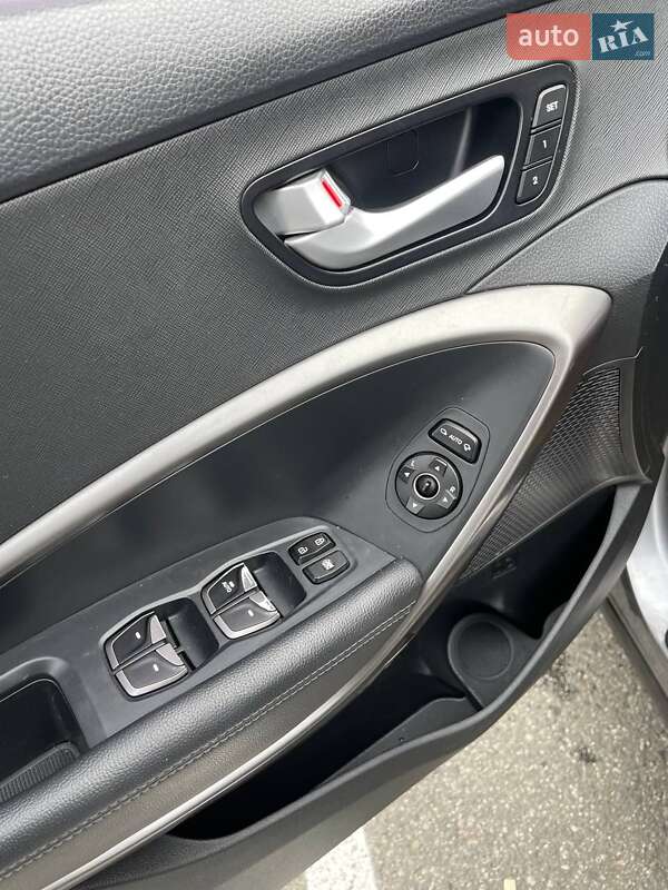 Внедорожник / Кроссовер Hyundai Santa FE 2016 в Киеве