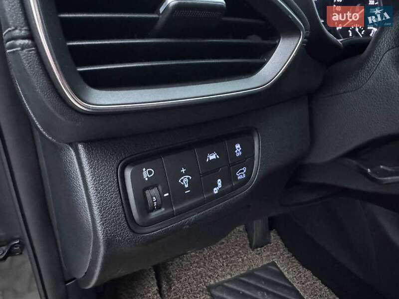 Внедорожник / Кроссовер Hyundai Santa FE 2018 в Киеве