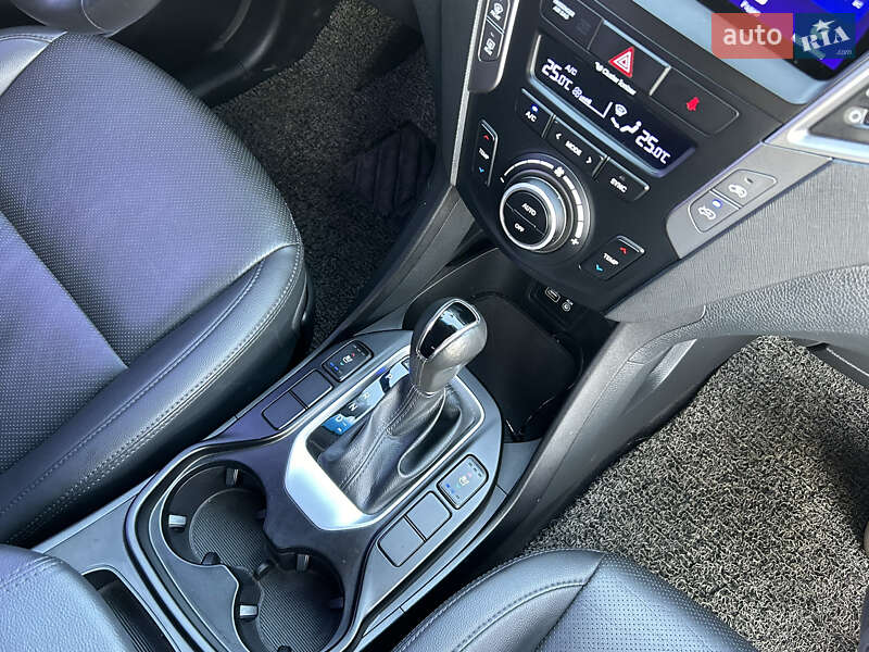 Внедорожник / Кроссовер Hyundai Santa FE 2015 в Дубно