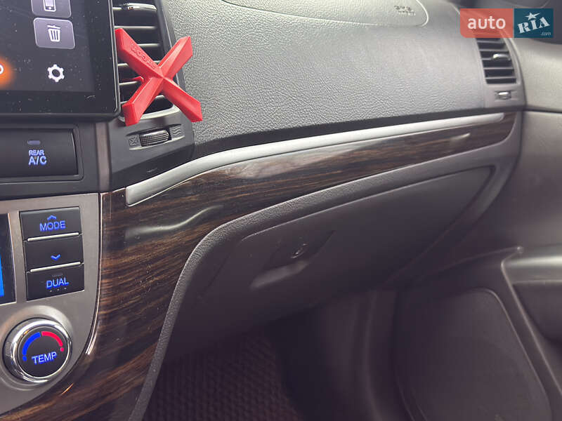 Позашляховик / Кросовер Hyundai Santa FE 2011 в Павлограді