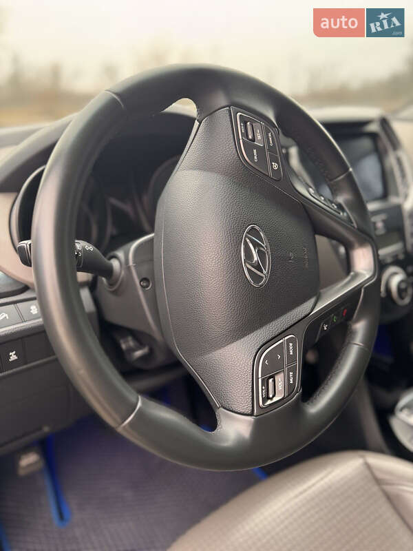 Позашляховик / Кросовер Hyundai Santa FE 2012 в Кам'янському