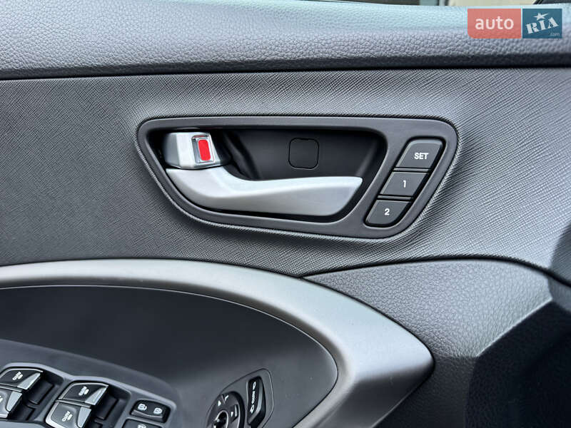 Позашляховик / Кросовер Hyundai Santa FE 2016 в Кам'янець-Подільському