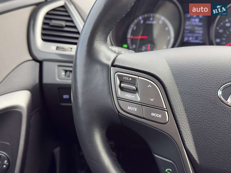 Позашляховик / Кросовер Hyundai Santa FE 2015 в Львові