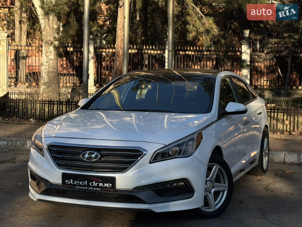 До вашої уваги Hyundai Sonata 2014 | 2.0 Turbo | Sport
Продається стильний та динамічний Hyundai Sonata 2014 року у спортивній комплектації. Потужний 2.0 бензиновий турбодвигун дарує відмінну динаміку та впевнене прискорення, при цьому авто залишається комфортним і економним для щоденних поїздок.
🔹 Спортивний та сучасний дизайн
🔹 Потужний 2.0 Turbo – ідеальний баланс швидкості та комфорту
🔹 Комфортний та просторий салон
🔹 Клімат-контроль, мультимедіа, круїз-контроль
🔹 Легкосплавні диски, спортивний обвіс
🔹 Авто доглянуте, технічно справне
🔹 Вкладень не потребує
Автомобіль чудово підійде як для міста, так і для траси. Приємні емоції від керування гарантовані.
Готовий до перевірок та тест-драйву.
На будь які питання надасть відповідь менеджер Олександр 
Автомобіль знаходиться на автосалоні Steel Drive ,за адресою Херсонське шосе 1 
Також доступні такі послуги як:
-Лізинг
-Кредитування 
-Обмін 
-Викуп вашого автомобіля 
-Прийом автомобіля на комісію 
Запрошуємо на огляд та тест-драйв до автосалону Steel Drive 
