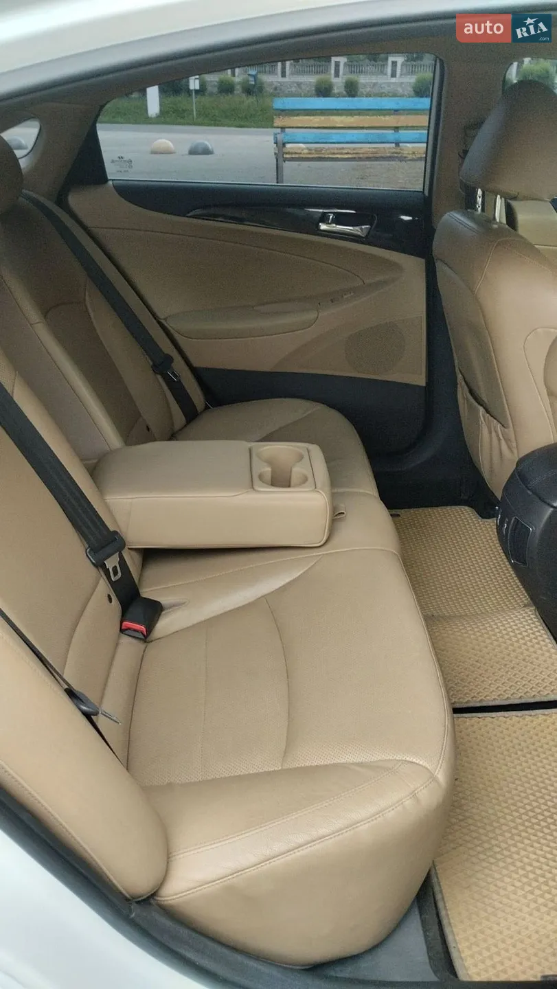 2010 Hyundai Sonata - мініатюра 11