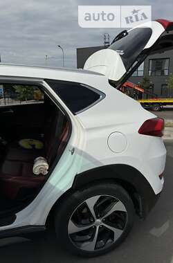 Внедорожник / Кроссовер Hyundai Tucson 2016 в 