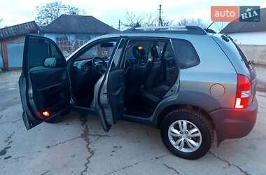 Внедорожник / Кроссовер Hyundai Tucson 2011 в 