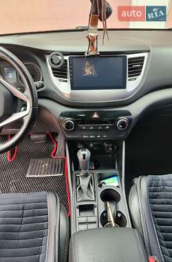 Внедорожник / Кроссовер Hyundai Tucson 2015 в 