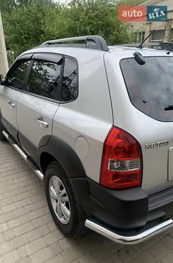Внедорожник / Кроссовер Hyundai Tucson 2011 в 