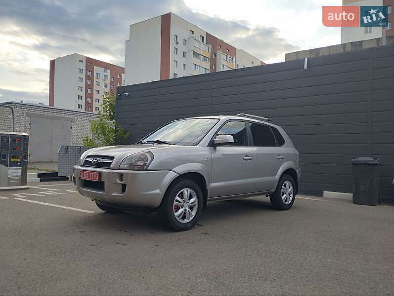 Внедорожник / Кроссовер Hyundai Tucson 2010 в 