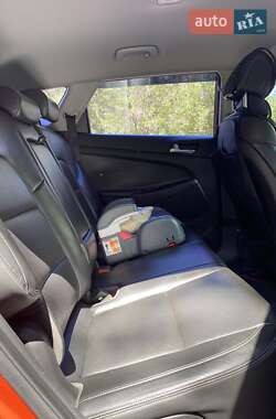 Внедорожник / Кроссовер Hyundai Tucson 2015 в 