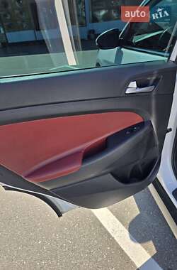 Внедорожник / Кроссовер Hyundai Tucson 2017 в 