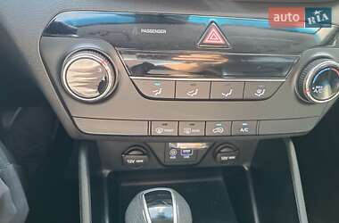 Внедорожник / Кроссовер Hyundai Tucson 2015 в 