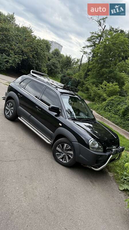Внедорожник / Кроссовер Hyundai Tucson 2011 в 