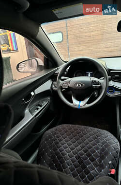 Хэтчбек Hyundai Veloster 2018 в 