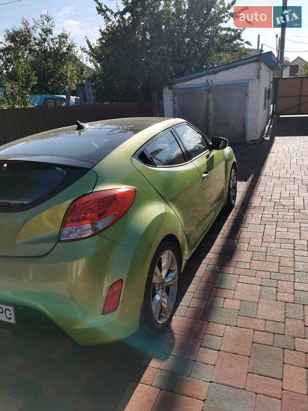 Хетчбек Hyundai Veloster 2012 в  фото Хетчбек Hyundai Veloster 2012 в